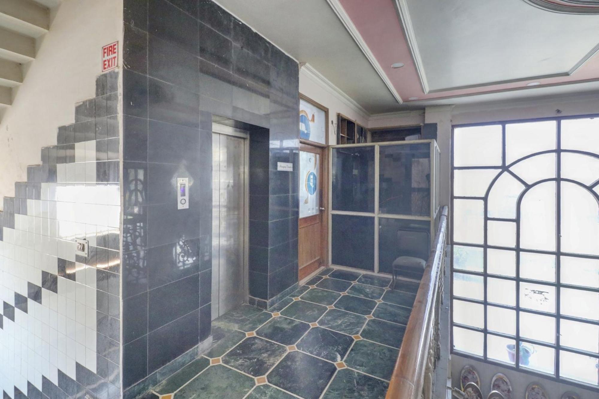 Hotel O Mukut Mahal Meerut Buitenkant foto