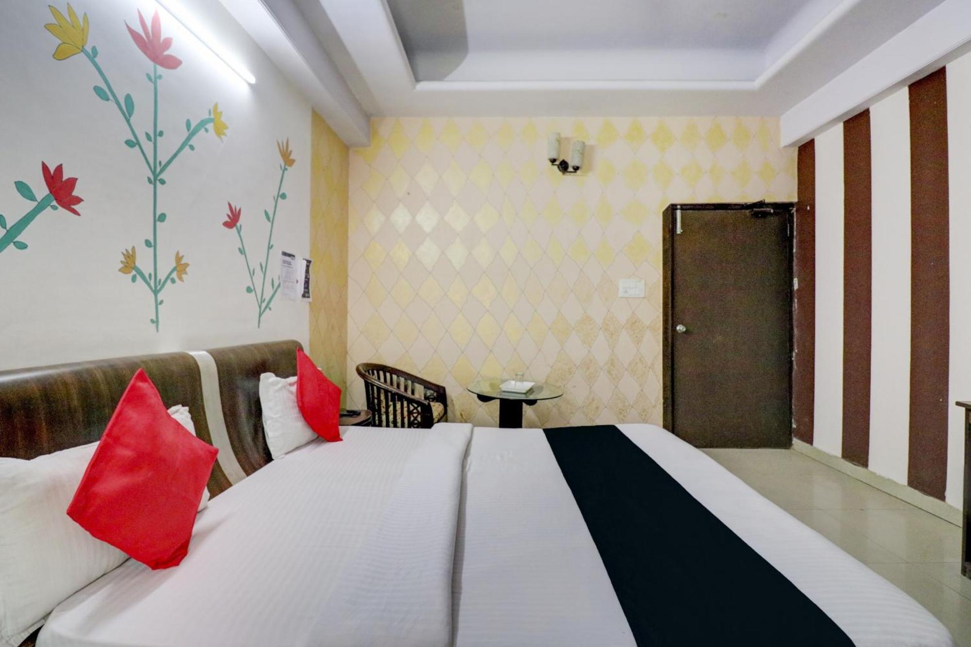 Hotel O Mukut Mahal Meerut Buitenkant foto