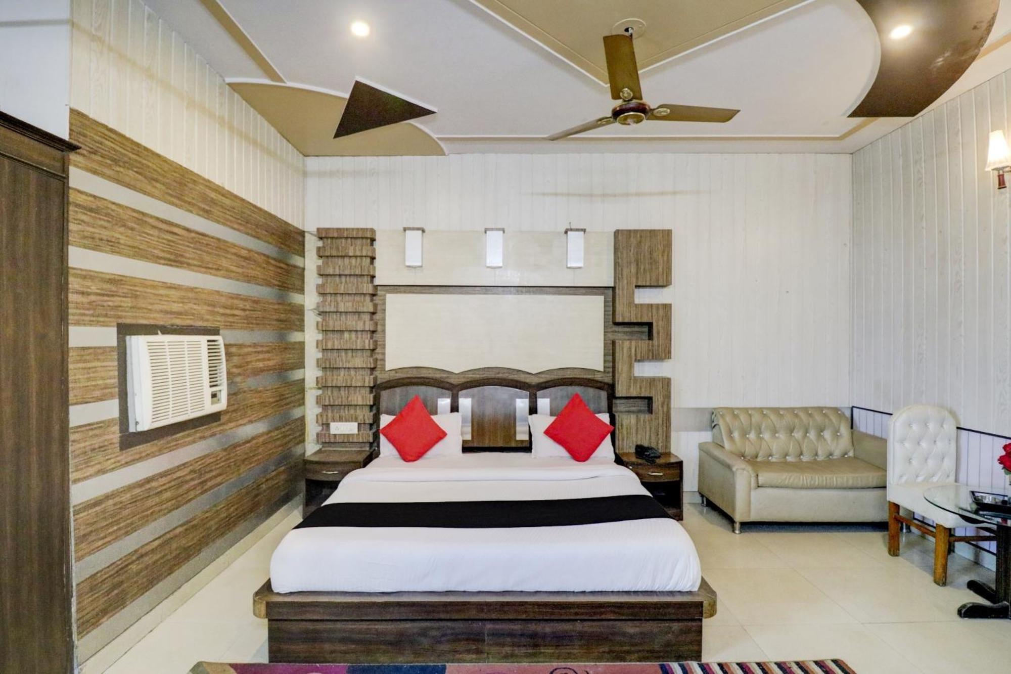 Hotel O Mukut Mahal Meerut Buitenkant foto