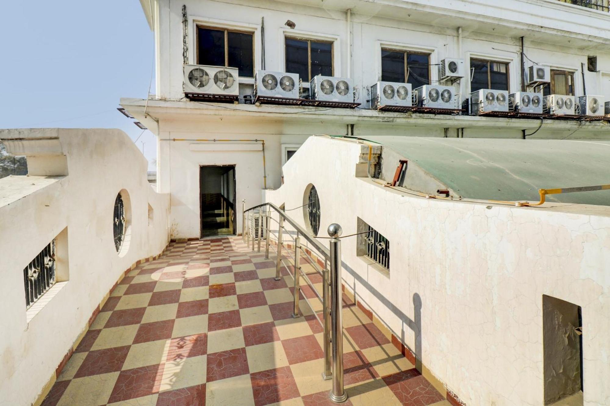 Hotel O Mukut Mahal Meerut Buitenkant foto
